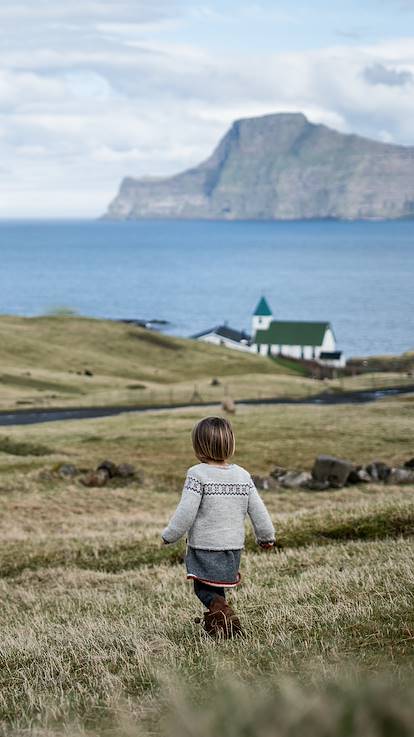 Enfants jouant près d'un village - Iles Féroé
