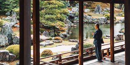 Moine bouddhiste devant le hardin du temple Daigo-Ji - Kyoto -Japon