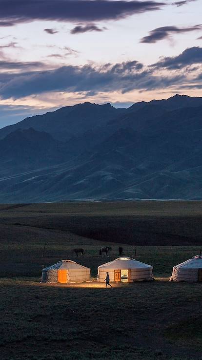 Campement d'éleveurs nomades au coucher du soleil - Mongolie