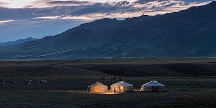 Campement d'éleveurs nomades au coucher du soleil - Mongolie