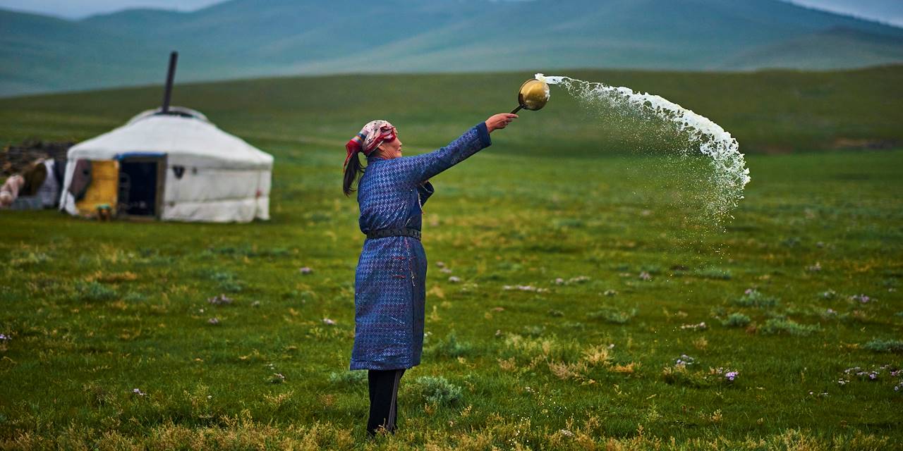 Femme nomade faisant une offrande aux esprits du Ciel - Mongolie