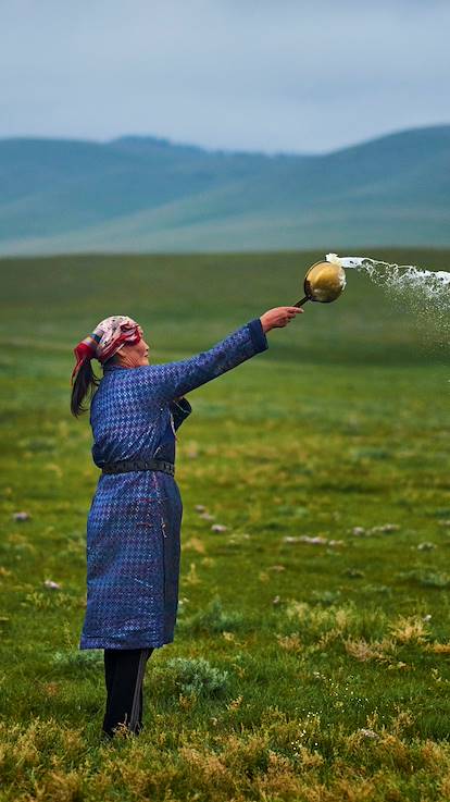 Femme nomade faisant une offrande aux esprits du Ciel - Mongolie