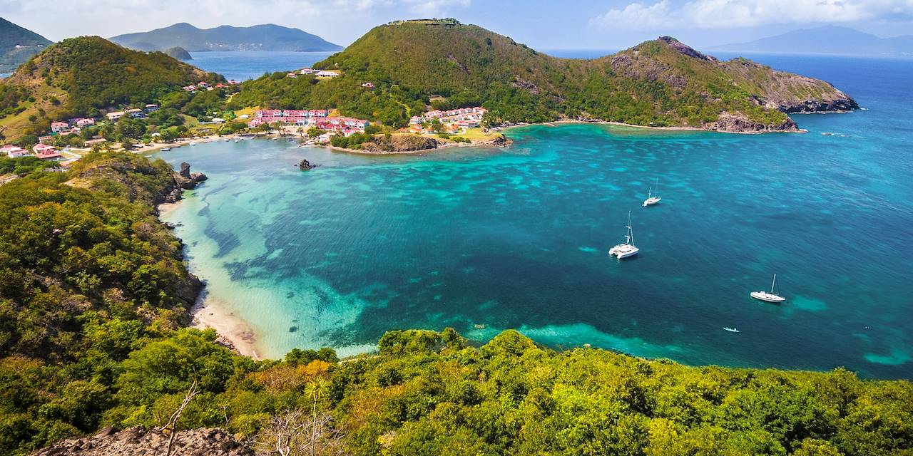 Vue sur la baie du Marigot depuis un promontoire sur le sentier de randonnée du Morne Morel - Archipel des Saintes - Guadeloupe