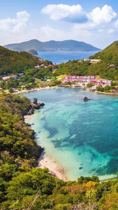 Vue sur la baie du Marigot depuis un promontoire sur le sentier de randonnée du Morne Morel - Archipel des Saintes - Guadeloupe