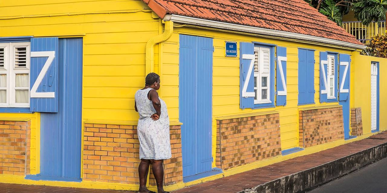 Femme dans les rues de Grande Anse - Les Anses d'Arlet - Martinique