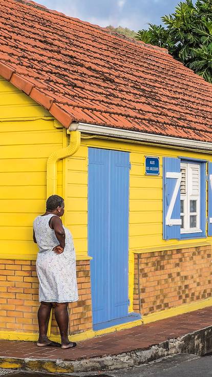 Femme dans les rues de Grande Anse - Les Anses d'Arlet - Martinique