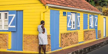 Femme dans les rues de Grande Anse - Les Anses d'Arlet - Martinique