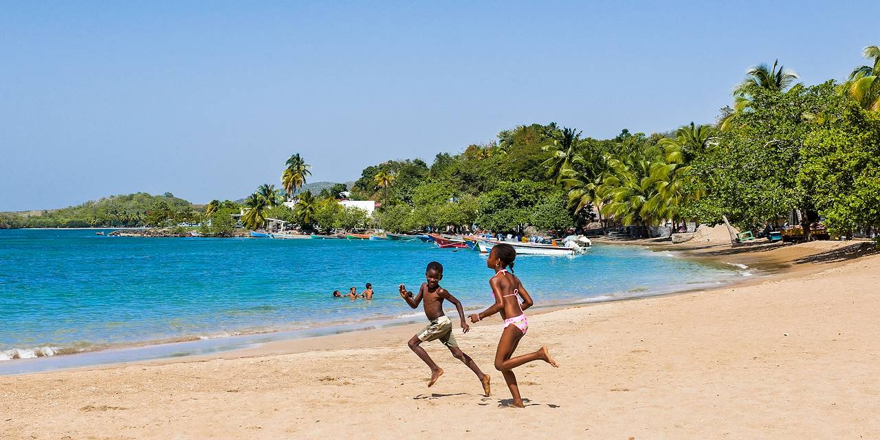 Enfants sur la plage de Tartane - Presqu'île de la Caravelle - Martinique
