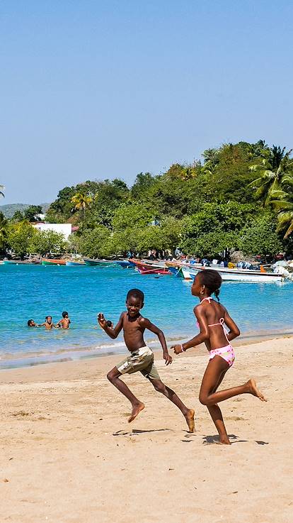 Enfants sur la plage de Tartane - Presqu'île de la Caravelle - Martinique
