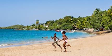 Enfants sur la plage de Tartane - Presqu'île de la Caravelle - Martinique