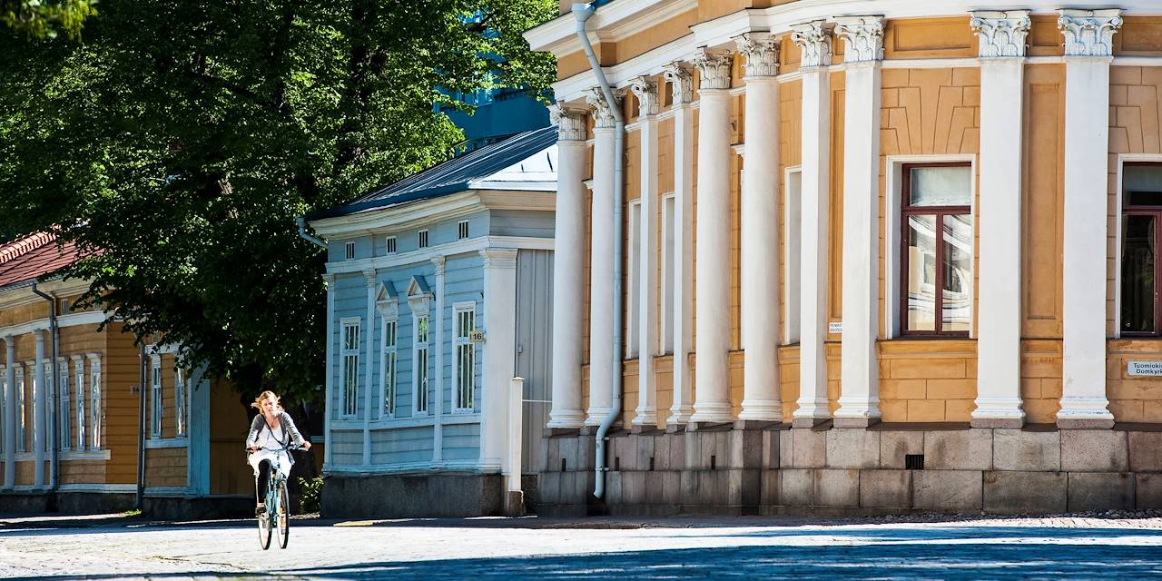 Cycliste dans le quartier de l'université à Turku - Finlande