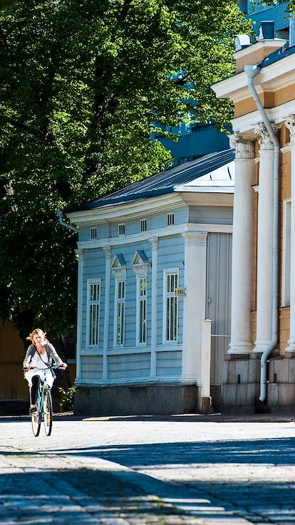 Cycliste dans le quartier de l'université à Turku - Finlande