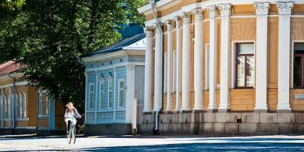 Cycliste dans le quartier de l'université à Turku - Finlande