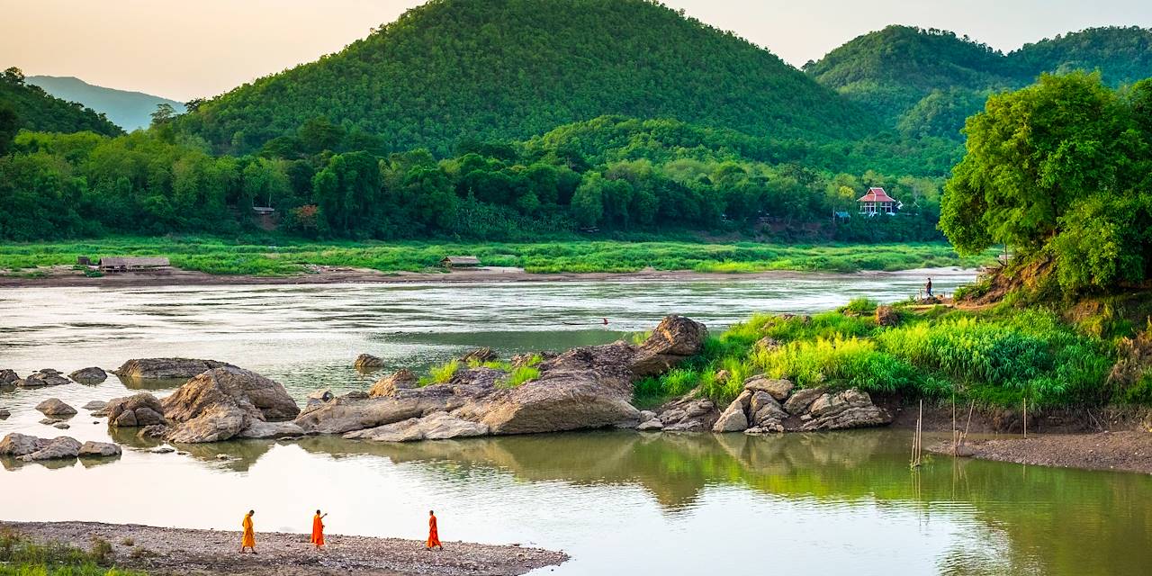 Moines au confluent de la rivière Nam Khan et du Mékong - Luang Prabang - Laos