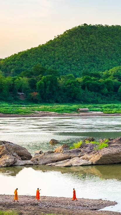 Moines au confluent de la rivière Nam Khan et du Mékong - Luang Prabang - Laos