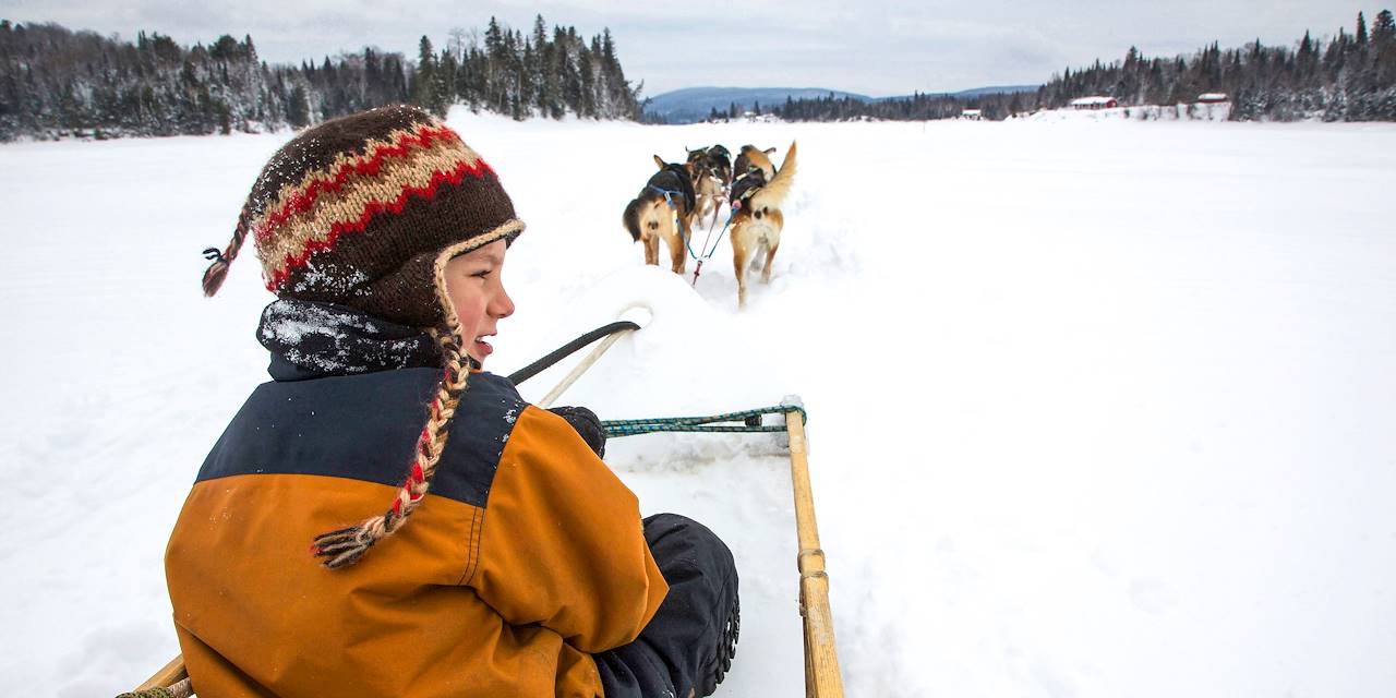 Balade en chien de traîneau en famille dans un parc du Québec - Canada