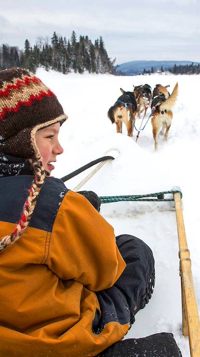 Balade en chien de traîneau en famille dans un parc du Québec - Canada