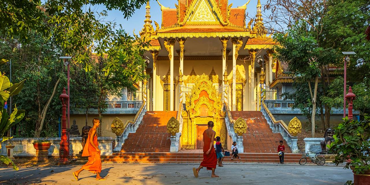 Scène de vie devant la pagode bouddhique Wat Samrong Knong - Battambang - Cambodge