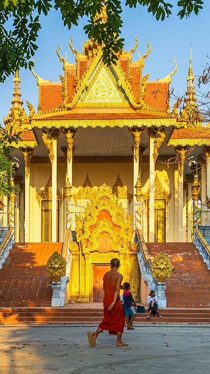 Scène de vie devant la pagode bouddhique Wat Samrong Knong - Battambang - Cambodge