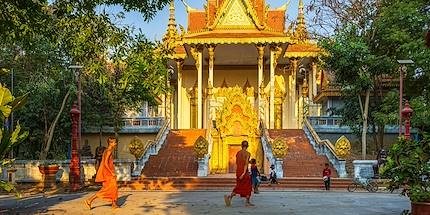 Scène de vie devant la pagode bouddhique Wat Samrong Knong - Battambang - Cambodge