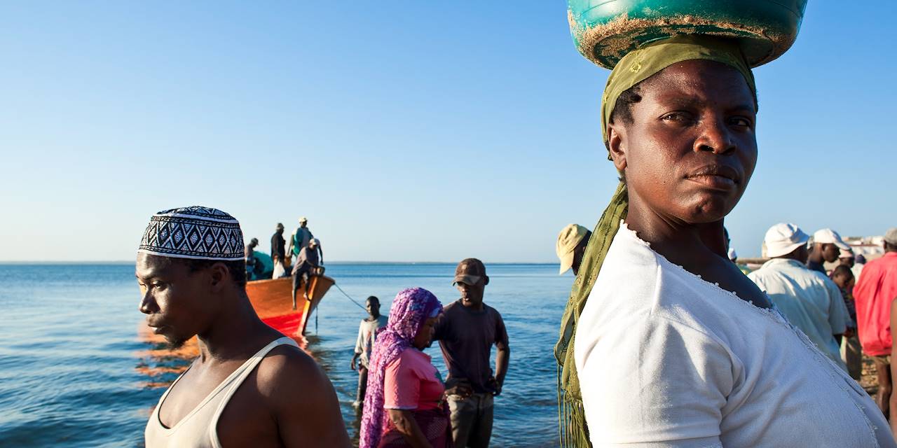 Retour de pêche sur une plage du Mozambique