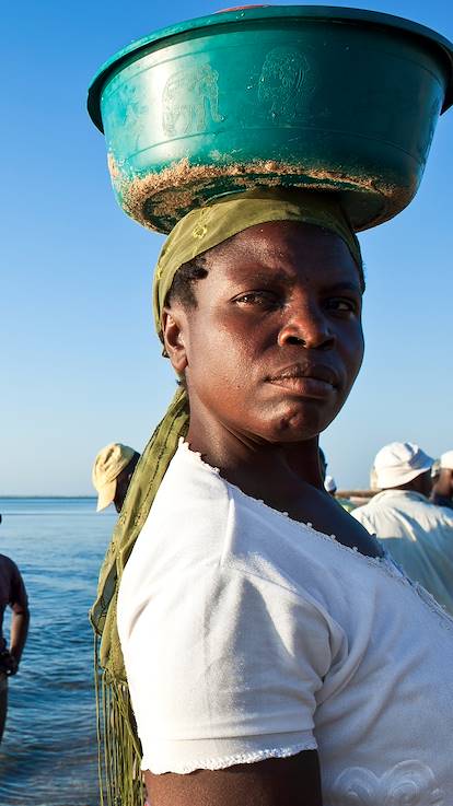 Retour de pêche sur une plage du Mozambique