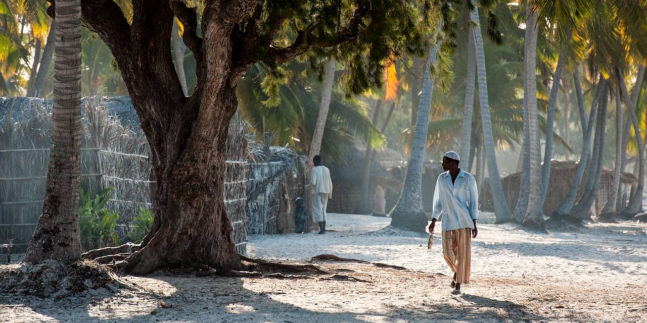 Homme marchant sur la plage de Pangane - Mozambique
