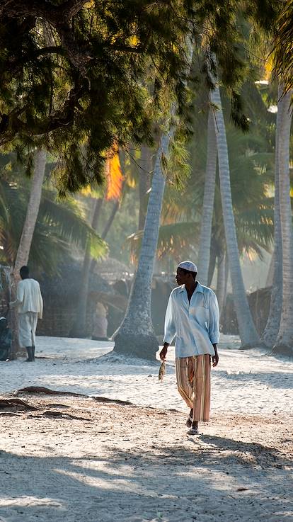 Homme marchant sur la plage de Pangane - Mozambique