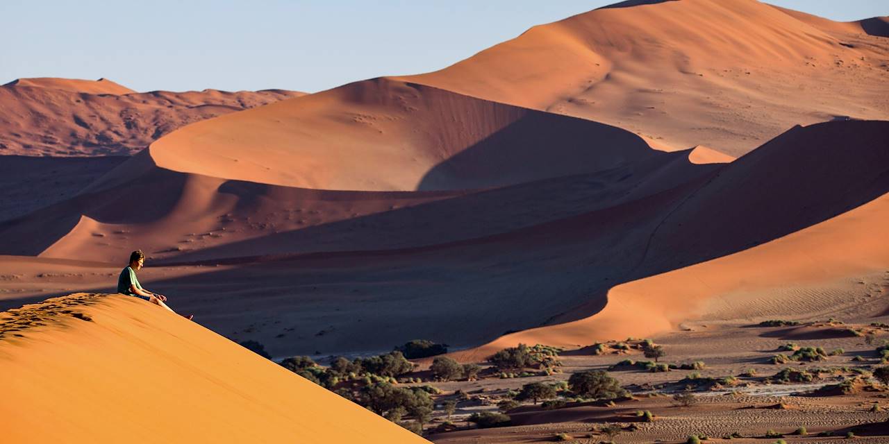Homme face au désert du Namib - Sossusvlei - Mozambique