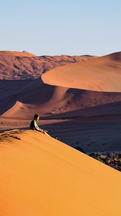 Homme face au désert du Namib - Sossusvlei - Mozambique