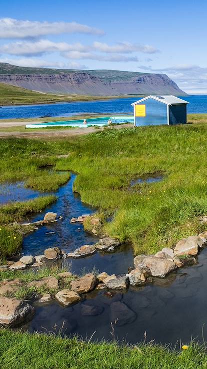Source chaude face aux fjords islandais