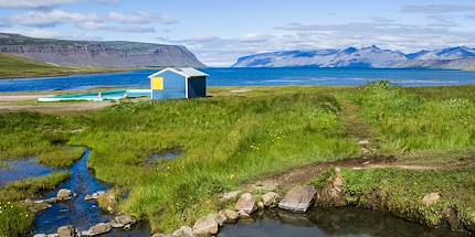 Source chaude face aux fjords islandais