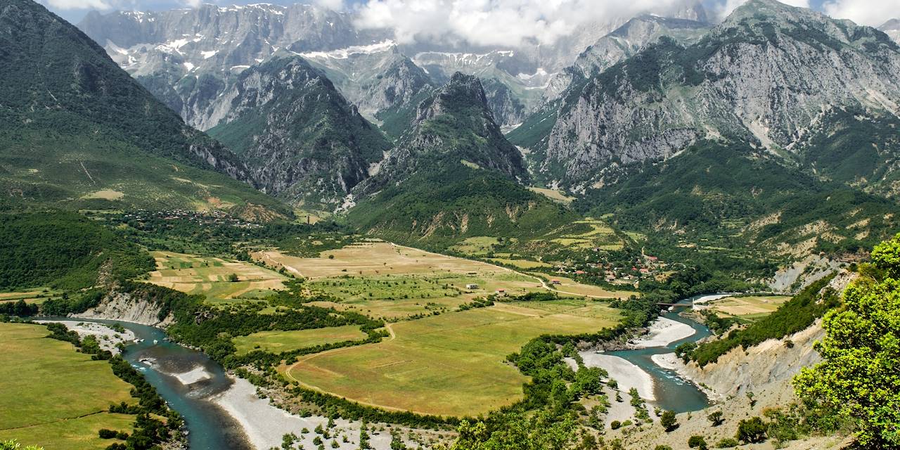 Vallée avec la rivière Vjosa face aux montagnes Nemerck - Albanie