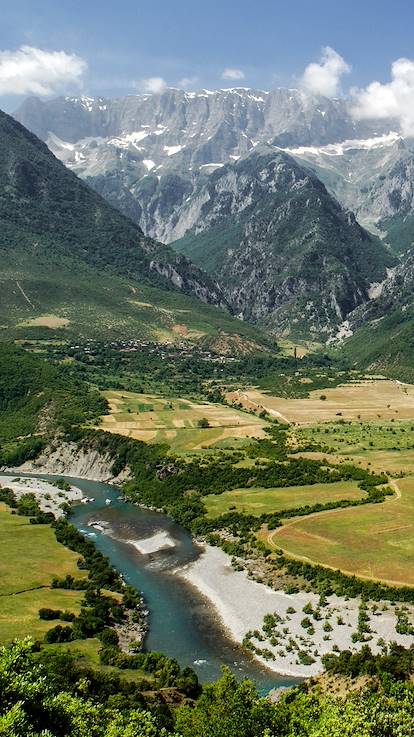Vallée avec la rivière Vjosa face aux montagnes Nemerck - Albanie