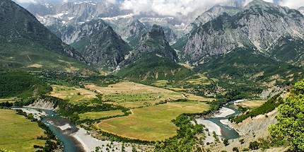 Vallée avec la rivière Vjosa face aux montagnes Nemerck - Albanie