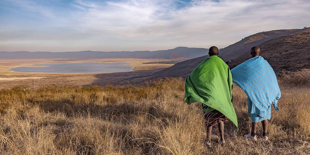 Massaï regardant le cratère du Ngorongoro - Tanzanie