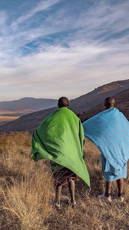 Massaï regardant le cratère du Ngorongoro - Tanzanie