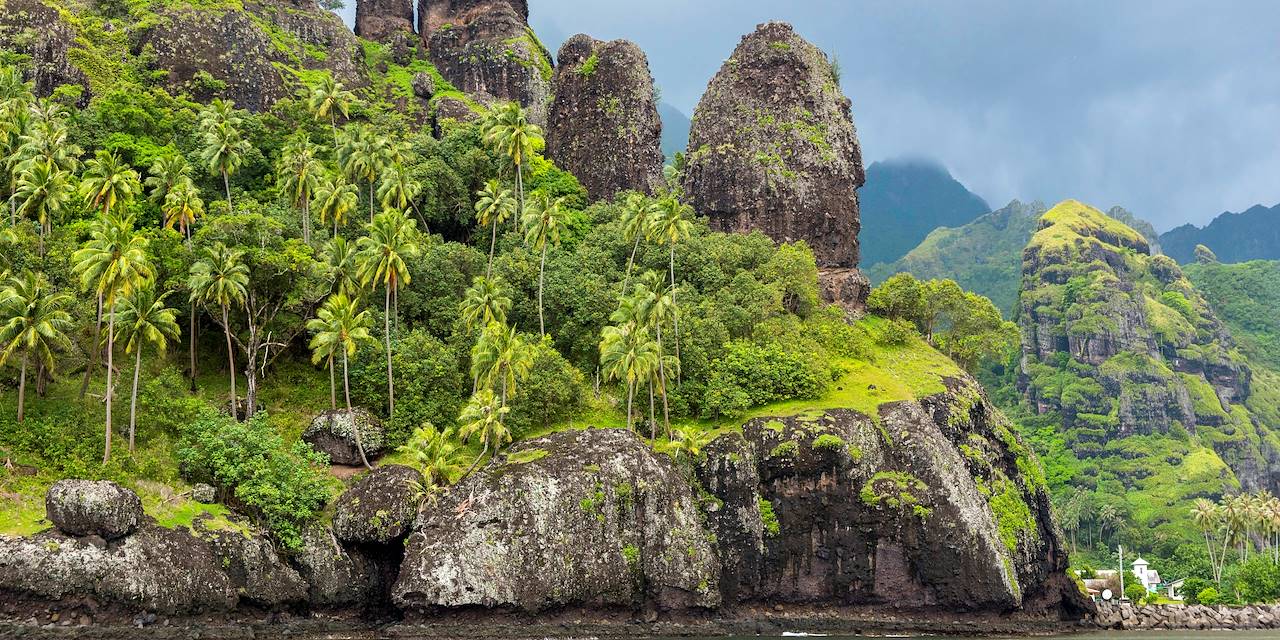 Les îles Marquises, du marquisien « Fenua Enata », la « Terre des Hommes ».