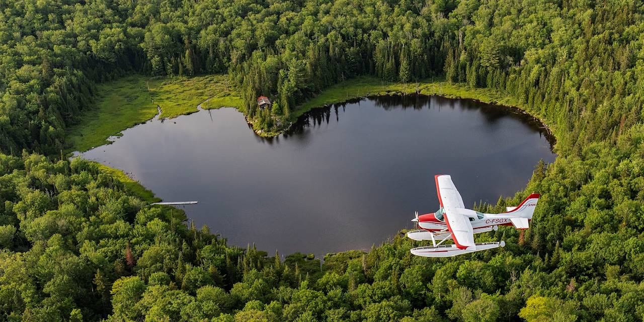 Hydravion au dessus du parc national de la Mauricie - Québec - Canada