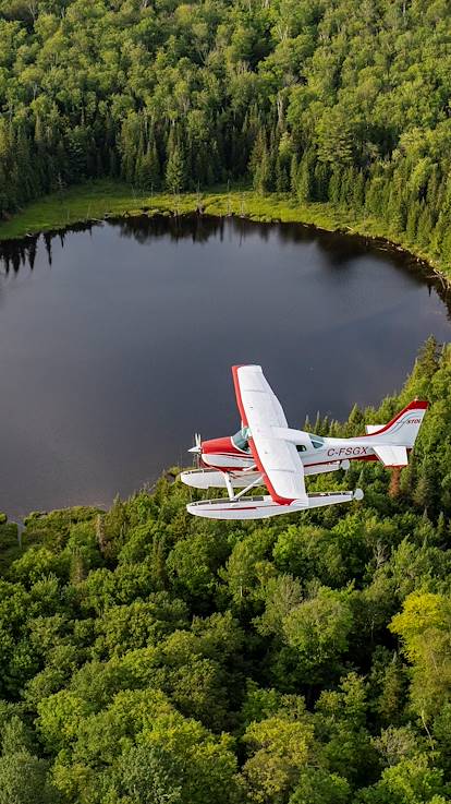 Hydravion au dessus du parc national de la Mauricie - Québec - Canada