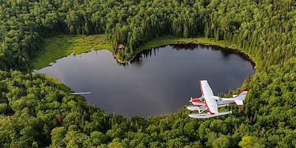 Hydravion au dessus du parc national de la Mauricie - Québec - Canada