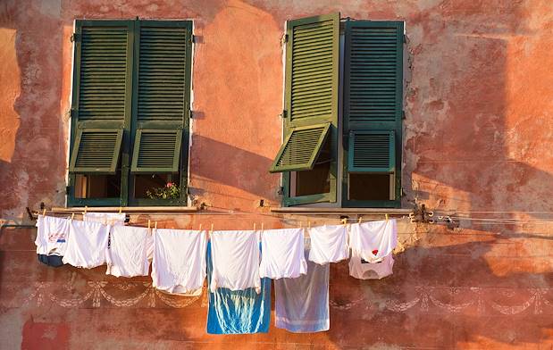 Linge à une fenêtre dans le quartier de Castello - Venise - Italie