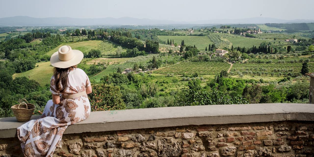 Vue depuis un belvédère du village médiéval San Gimignano - Toscane - Italie