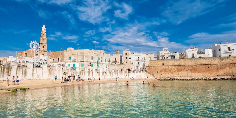 Cala Porta Vecchia, crique au pied de murs fortifiés protégeant le centre historique - Monopoli - Italie