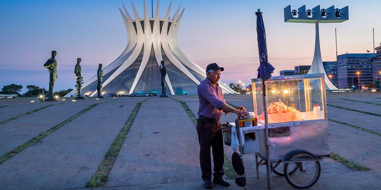 Vendeur ambulant devant la Cathédrale Notre-Dame de l'Apparition - Brasilia - Brésil