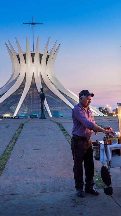 Vendeur ambulant devant la Cathédrale Notre-Dame de l'Apparition - Brasilia - Brésil
