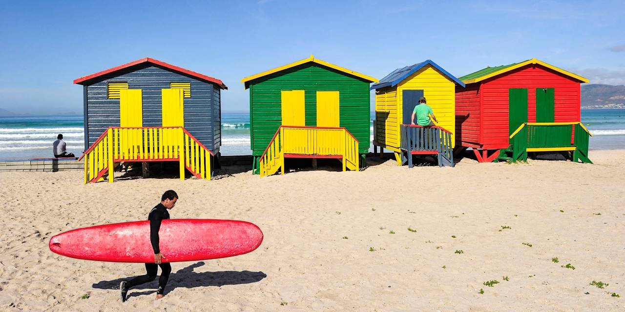 Surfeur sur la plage de Muizenberg - Afrique du Sud