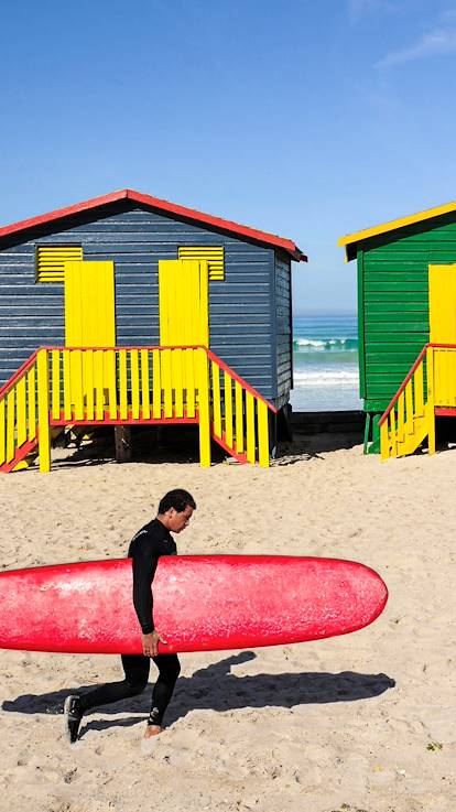 Surfeur sur la plage de Muizenberg - Afrique du Sud