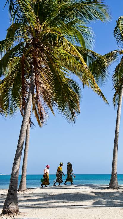 Femmes marchant sur plage de Pangane - Mozambique