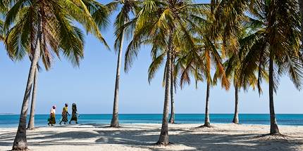 Femmes marchant sur plage de Pangane - Mozambique